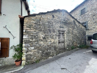 Magazzino in vendita a Castelnuovo di Garfagnana via San Donato
