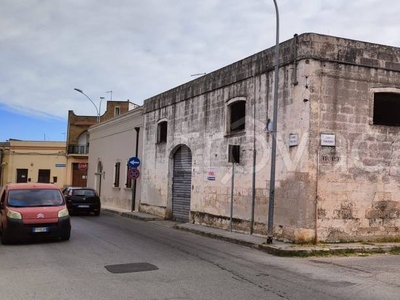 Magazzino in vendita a Sava corso Francia, 17