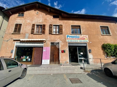 Negozio in vendita a Charvensod frazione Plan Felinaz, 87