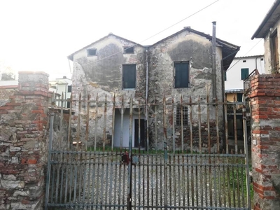 Negozio in vendita a Lucca via Borgo Giannotti,, 576