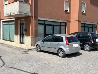 Negozio in vendita a Passignano sul Trasimeno via Corta, 36