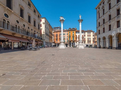 Negozio in vendita a Vicenza contra' Pescherie Vecchie, 24