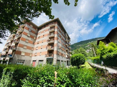 Negozio in vendita ad Aosta via Fiollet, 1