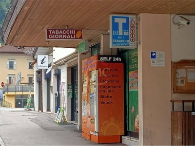 Tabaccheria in vendita a Tione di Trento via Damiano Chiesa, 7