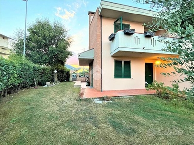 VILLA A SCHIERA D'ANGOLO A QUARRATA