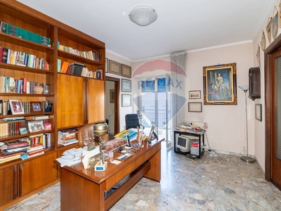 Appartamento in Via Giacomo Leopardi, Catania, 6 locali, 2 bagni