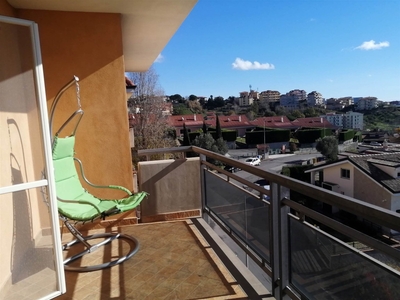 Appartamento in Via Paul Herris, Catanzaro, 5 locali, 4 bagni, 240 m²