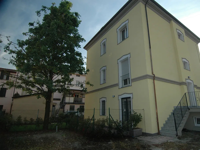 Appartamento in villa signorile, zona Madonnina centro