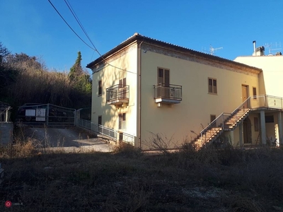 Casa Bi/Trifamiliare in Vendita in Via Vincenzo Pilotti 38 a Teramo