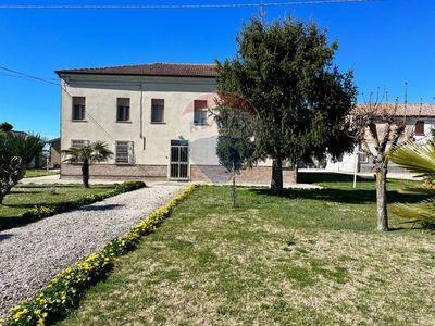 Casa indipendente in Via Bova, Ferrara, 11 locali, 2 bagni, con box