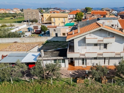 Casa indipendente in VIA ROMA, Torrevecchia Teatina, 6 locali, 2 bagni