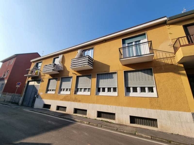 Edificio-Stabile-Palazzo in Vendita ad Rozzano - 1600000 Euro
