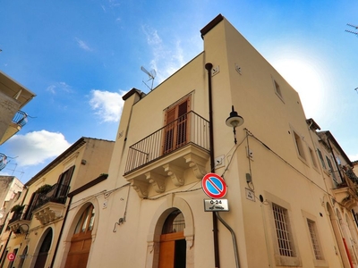 Palazzo in Vendita in Via Quartier Fontana 31 a Scicli