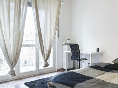 Stanza in affitto in un appartamento con 4 camere da letto a Tibaldi, Milano