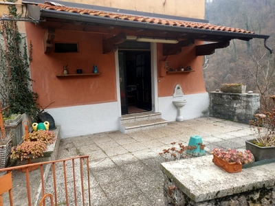 Trilocale in Via ROMA 6, Caslino d'Erba, 1 bagno, giardino privato