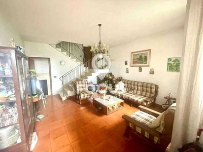 Villa a Schiera in Vendita ad Lamporecchio - 145000 Euro