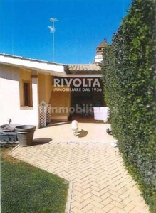 Villa a Schiera in Vendita ad Pomezia - 300525 Euro
