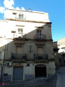Casa indipendente in Vendita in Piazza Innocenzo Marcinnò 21 a Caltagirone