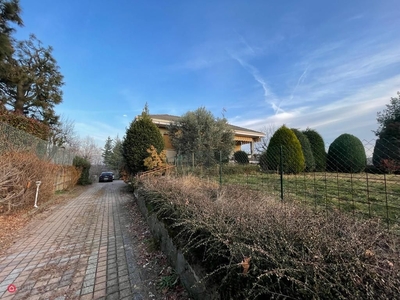 Villa in Vendita in Strada Cantoni Masserano e Calaria a Biella