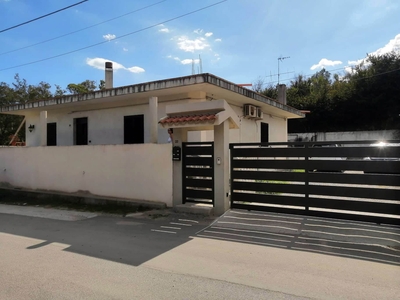 Villa in Via Curtatone 37 in zona Barone a Catanzaro