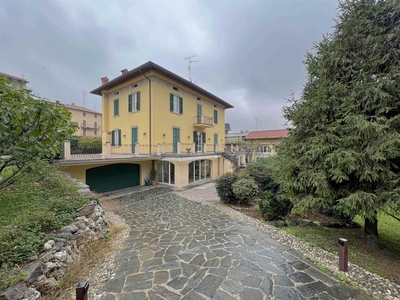 Villa in Via Dante 4 in zona Bulciaghetto a Bulciago