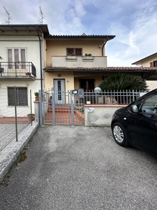 villa indipendente in vendita a Prato