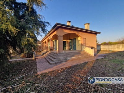 Villa singola in Via Pasturana, Treviglio, 12 locali, 4 bagni, con box