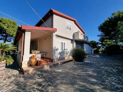 Villa bifamiliare in vendita a Taranto, Via Tommaso Campanella, 13 - Taranto, TA