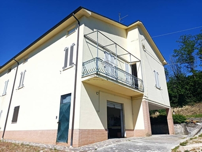 Casa semi indipendente in vendita a San Severino Marche Macerata Parolito