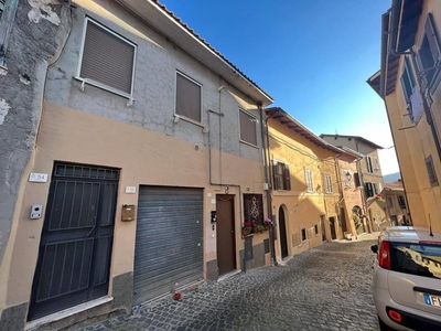 Porzione di Palazzetto cielo terra di 80mq+25mq di cantina