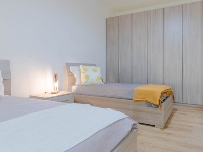 Posto letto in affitto in appartamento con 2 camere da letto a Greco, Milano