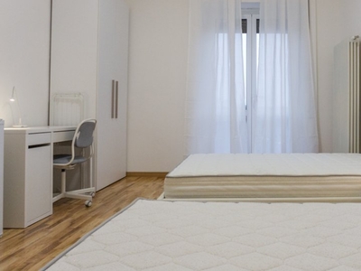 Stanza in affitto in appartamento con 3 camere da letto a Zara, Milano