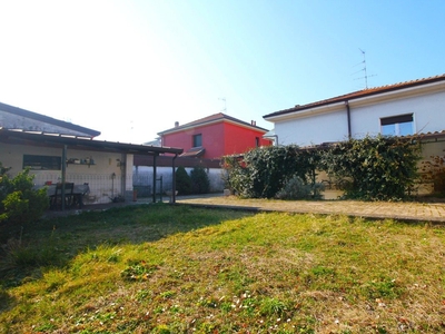 Villa in Via Donatello , 11, Legnano (MI)