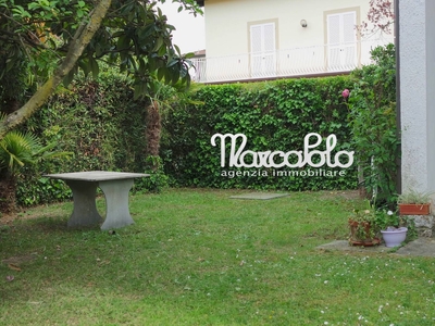 Appartamento con terrazzo, Forte dei Marmi centro