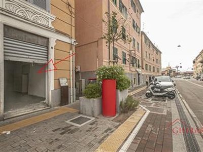 Capannone / Fondo - Commerciale a Cornigliano, Genova