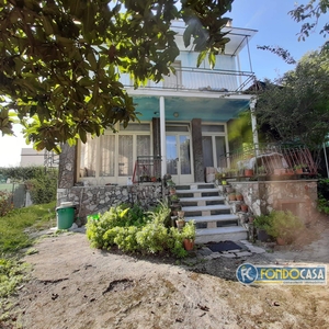 Casa indipendente con terrazzo, Massa marina di