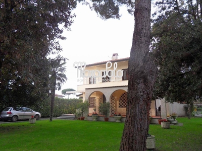 Villa arredata in affitto, Forte dei Marmi centro