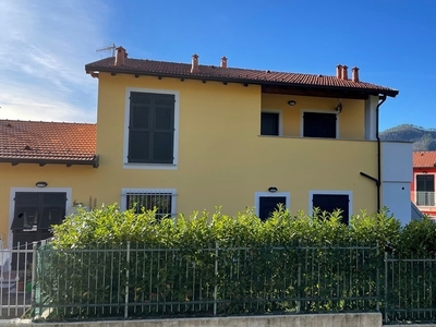 Villa con giardino a Brugnato