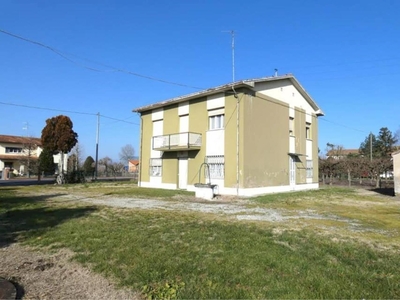 CASA INDIPENDENTE CON GRANDE GIARDINO E SERVIZI