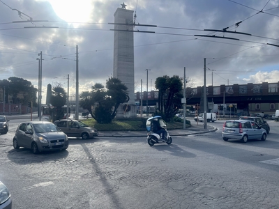 Monolocale da ristrutturare, Napoli san carlo all'arena