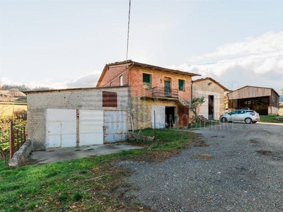 Splendida porzione di bifamiliare con 14 ettari di terreno agricolo!