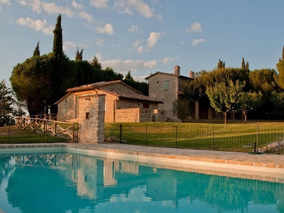 Spaziosa villa con piscina in uno scenario mozzafiato e villaggi pittoreschi
