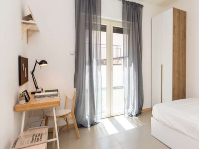 Stanza in affitto in appartamento con 2 camere da letto a Milano