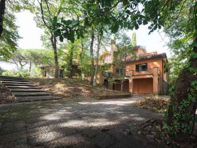 Villa con giardino in via tiberina, Roma