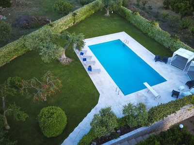 villa con piscina, adatta a famiglie, giardino privato, zona barbecue