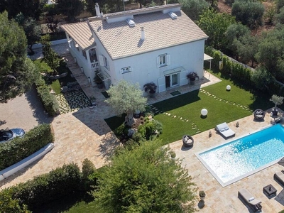 Villa Giovi con piscina riscaldata, un'oasi tra Monopoli e Castellana Grotte.