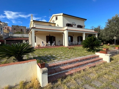 Villa panoramica con ampio portico e terreno, via Nino Scolaro, Milazzo