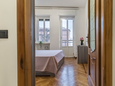 Stanza in affitto in appartamento con 1 stanza da letto a Zara, Milano