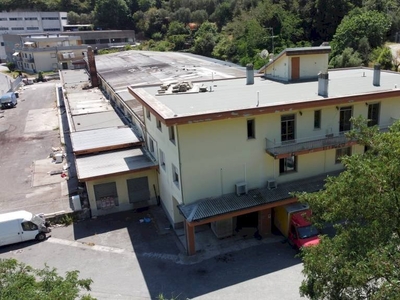 Albissola M, capannone artigianale e palazzina di 5 alloggi