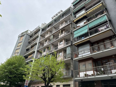 Appartamento con due balconi e cantina, via Malta, Torino